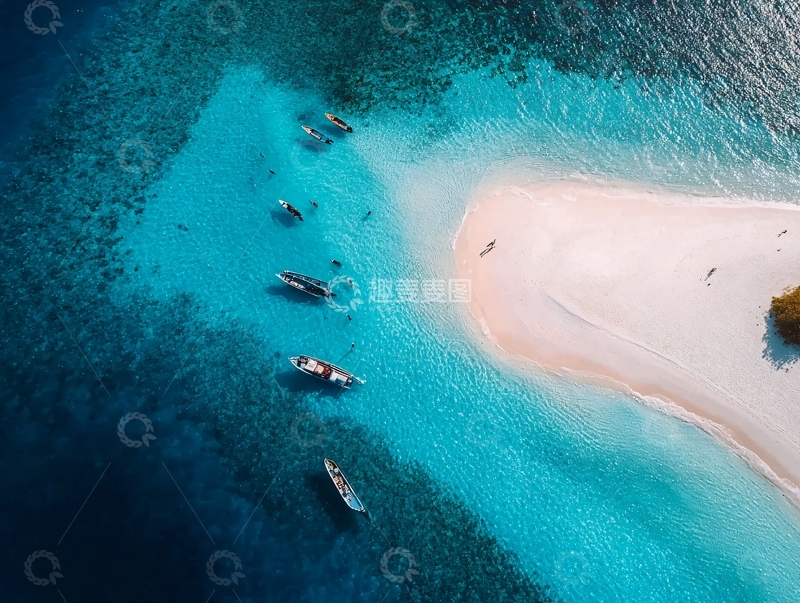 高清大图下载【趣麦麦图】俯瞰清澈碧海中的小岛与停泊船只