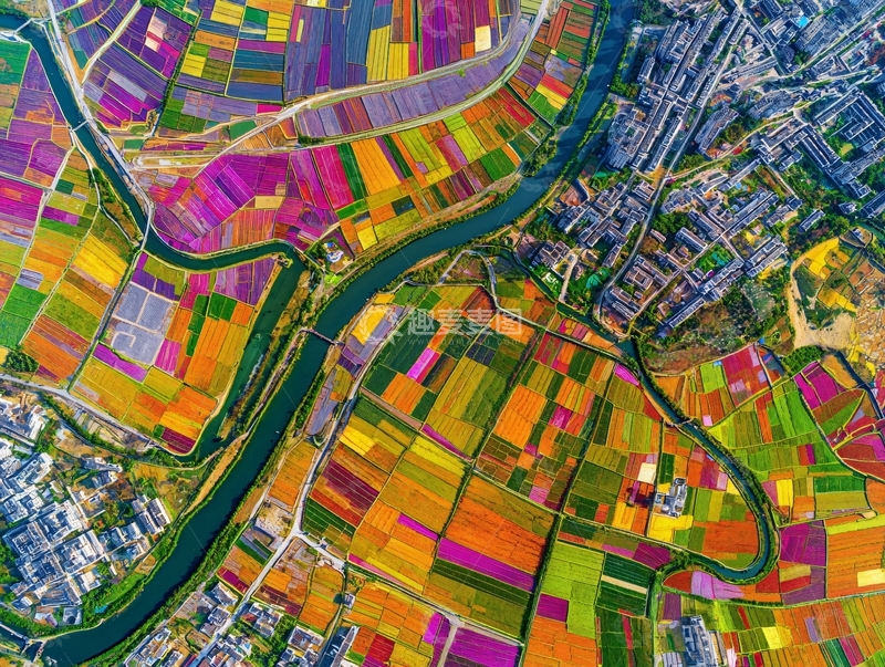 高清大图下载【趣麦麦图】航拍视角下色彩斑斓的农田与蜿蜒河流交织的美丽景象