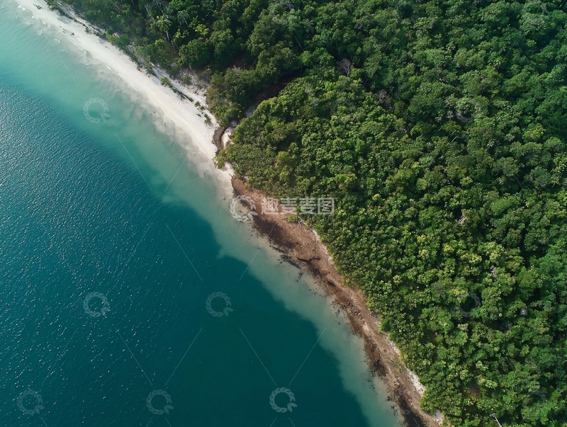 高清大图下载【趣麦麦图】高空俯瞰海岸线碧海绿林相映成趣