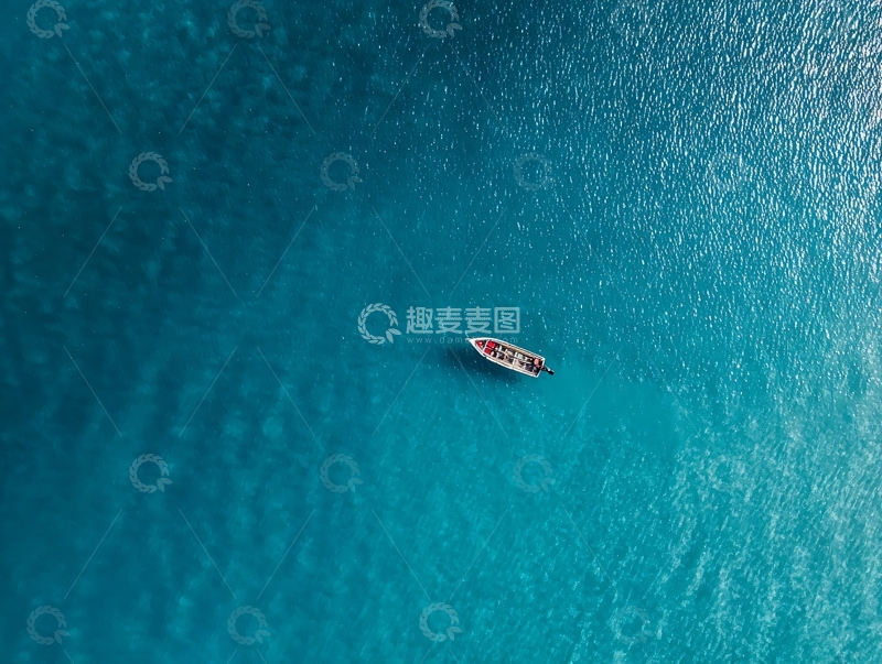 高清大图下载【趣麦麦图】高空俯瞰碧蓝海面上的小船