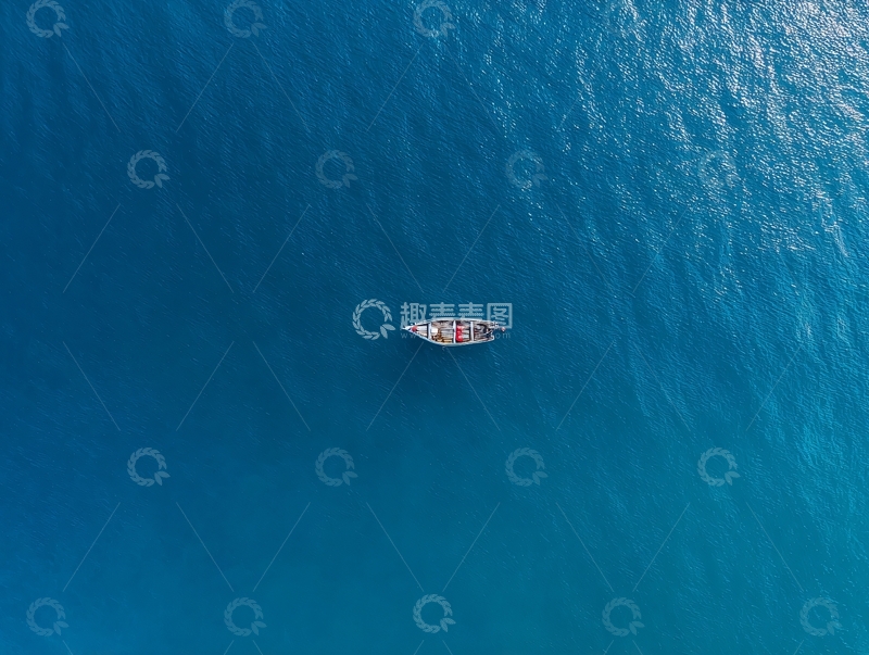 高清大图下载【趣麦麦图】俯瞰视角下蓝色海面上的一艘小船