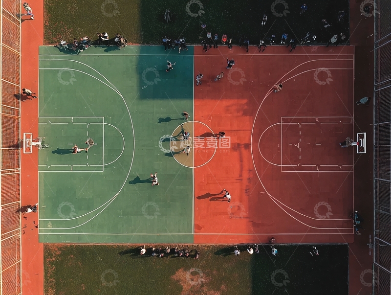 高清大图下载【趣麦麦图】俯瞰视角下两块篮球场上的运动场景
