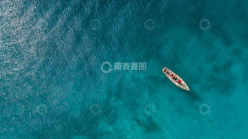 高清大图下载【趣麦麦图】俯瞰视角下一艘小船漂浮在碧蓝海面上