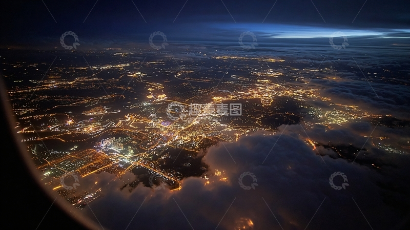 高空俯瞰夜幕下的城市灯火辉煌