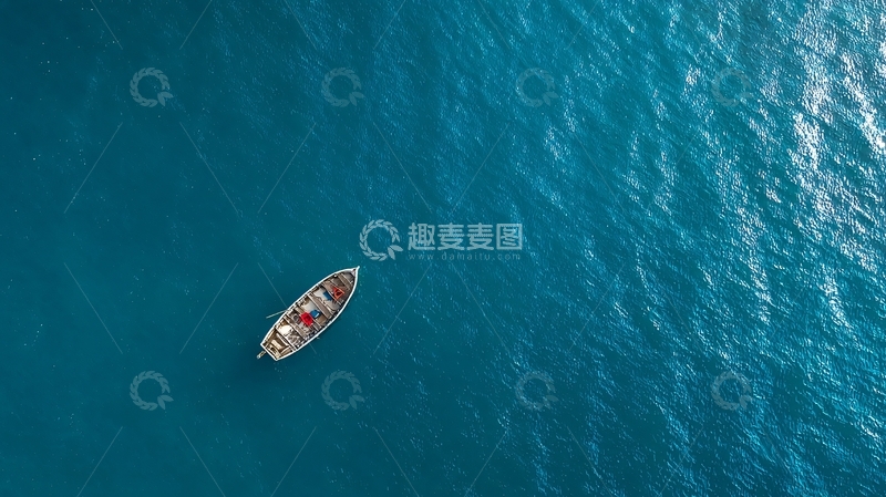 高清大图下载【趣麦麦图】俯瞰视角下一艘小船漂浮在深蓝色海面上