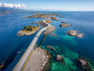 蜿蜒公路穿过碧海中的岩石岛屿