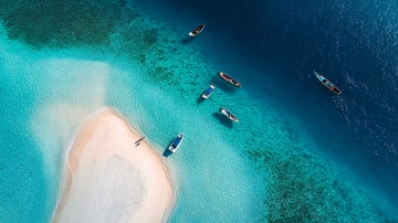 俯瞰碧海蓝天下的沙滩与渔船