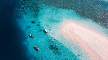 俯瞰清澈碧海中的小船与沙滩