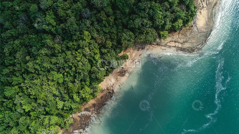 高清大图下载【趣麦麦图】俯瞰视角下的热带海岸线绿树与碧海相接