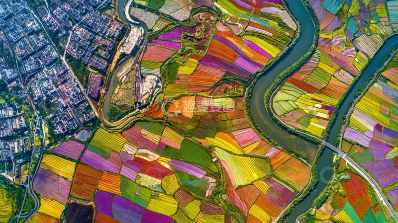 高清大图下载【趣麦麦图】俯瞰视角下色彩斑斓的农田与蜿蜒河流