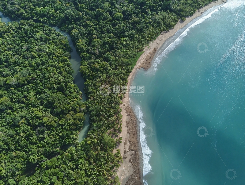 高清大图下载【趣麦麦图】热带雨林与碧海沙滩交汇的空中俯瞰景象