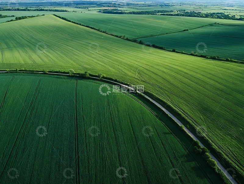 高清大图下载【趣麦麦图】高空俯瞰绿色田野与蜿蜒小路的自然景观