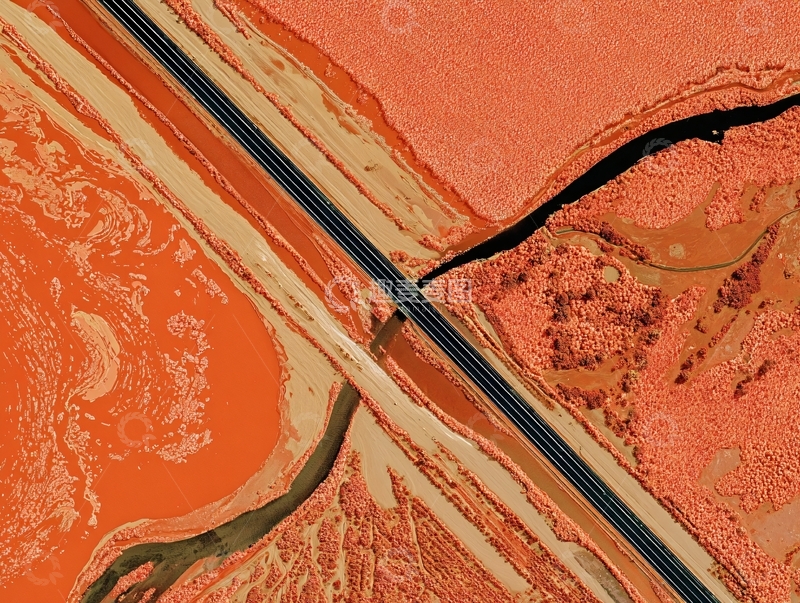 高清大图下载【趣麦麦图】高空俯瞰橙色地貌与蜿蜒道路交织景观