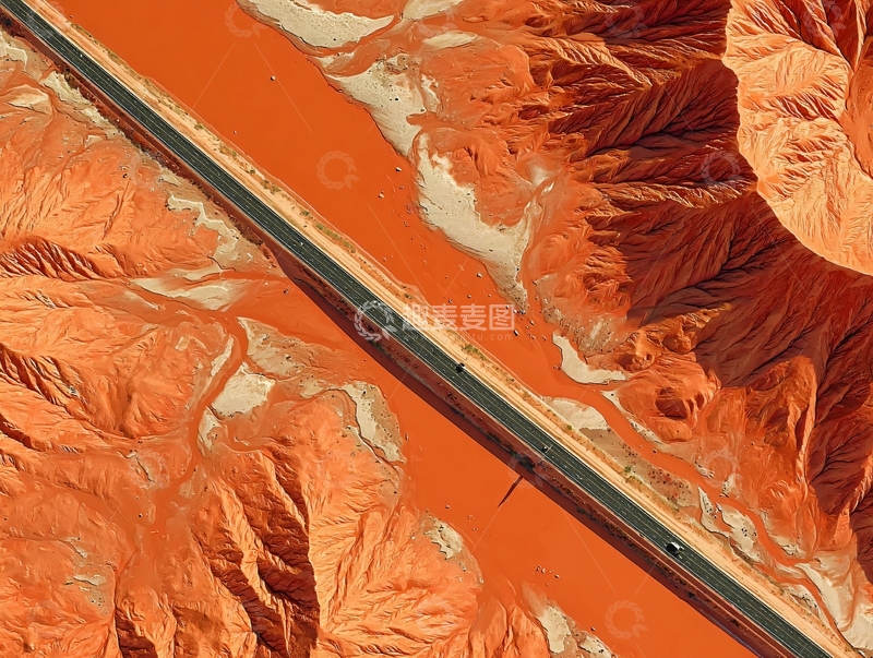 高清大图下载【趣麦麦图】航拍视角下的橙色地貌与蜿蜒道路