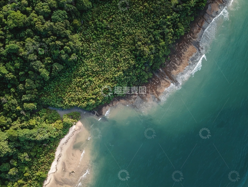 高清大图下载【趣麦麦图】俯瞰视角下的海岸线森林与碧海交汇景观
