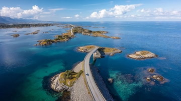 空中俯瞰蜿蜒海岸线上的公路与碧海奇石