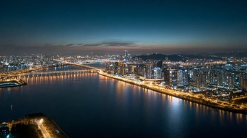 夜晚城市灯火辉煌跨河桥梁连接两岸繁华景象