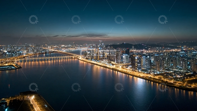 高清大图下载【趣麦麦图】夜晚城市灯火辉煌跨河桥梁连接两岸繁华景象