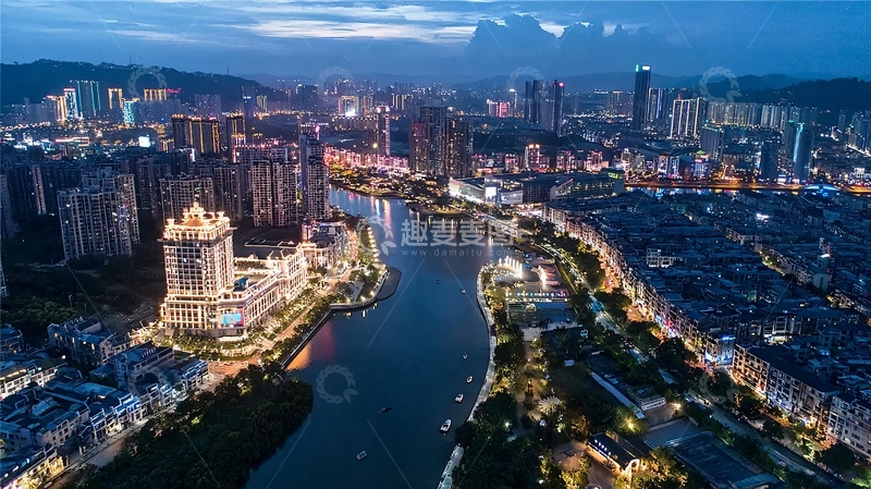 高清大图下载【趣麦麦图】夜幕下的城市河流景观高楼林立灯火辉煌