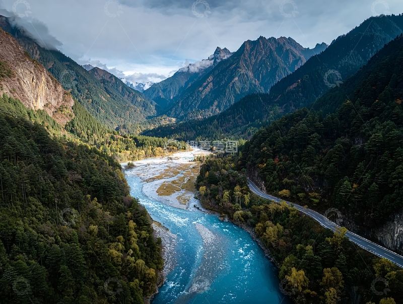 高清大图下载【趣麦麦图】壮丽山谷中蜿蜒的蓝色河流与翠绿山林