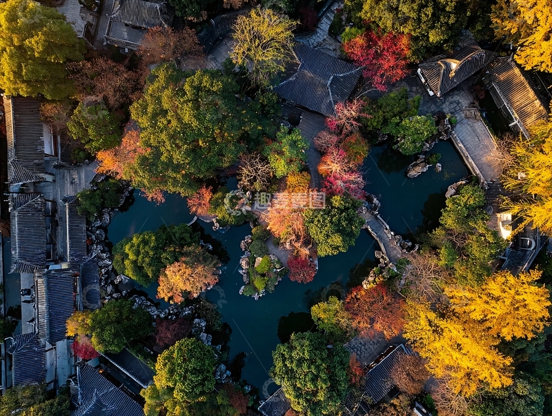 高清大图下载【趣麦麦图】俯瞰视角下的秋日古建筑与多彩树木景观
