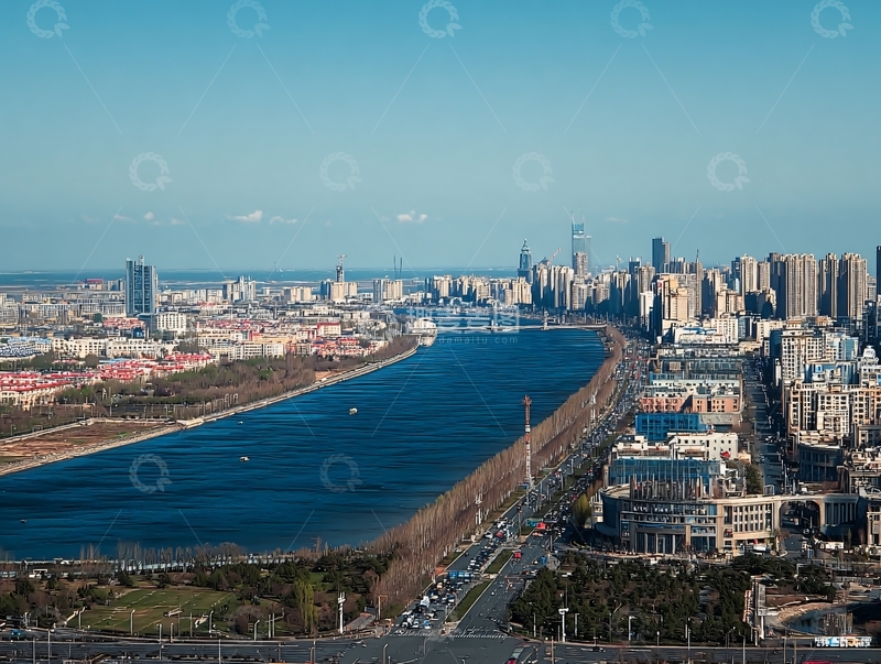 高清大图下载【趣麦麦图】城市河流景观高楼林立蓝天映衬