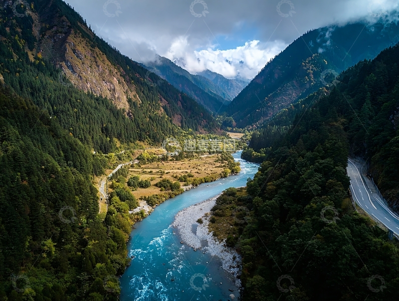 高清大图下载【趣麦麦图】壮丽山谷中蜿蜒河流与公路交织的自然景观
