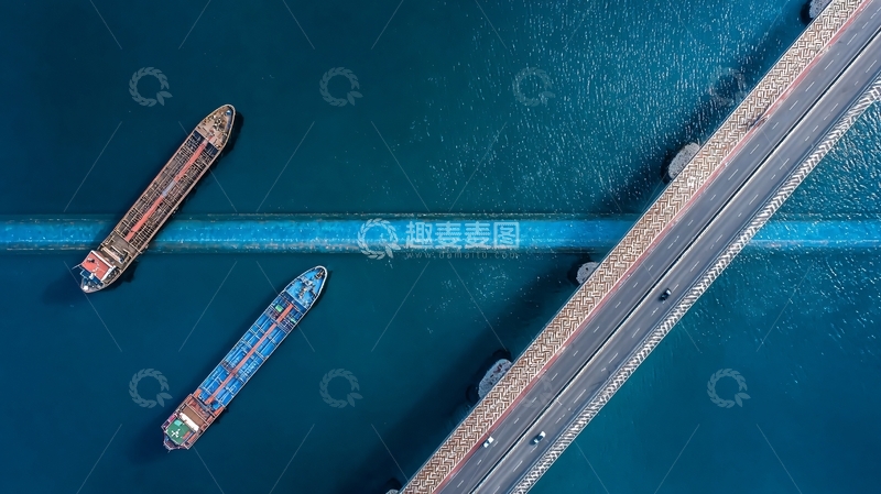 高清大图下载【趣麦麦图】俯瞰视角下桥梁与货船在蓝色水域中的景象