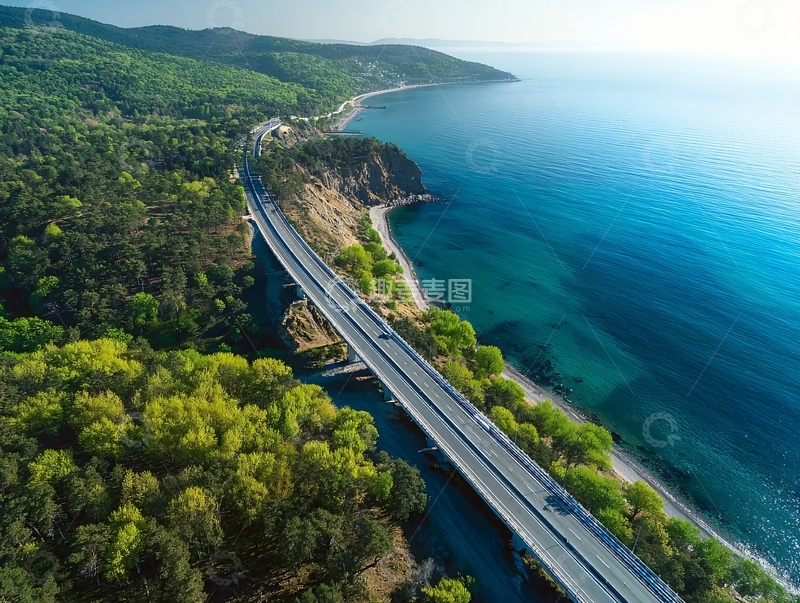 高清大图下载【趣麦麦图】沿海公路蜿蜒穿过绿树成荫的海岸线