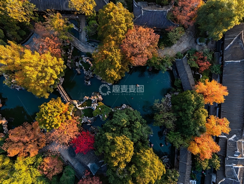 高清大图下载【趣麦麦图】俯瞰秋日园林池塘色彩斑斓树木环绕