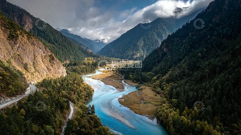 高清大图下载【趣麦麦图】壮丽山谷中蜿蜒的蓝色河流与茂密森林