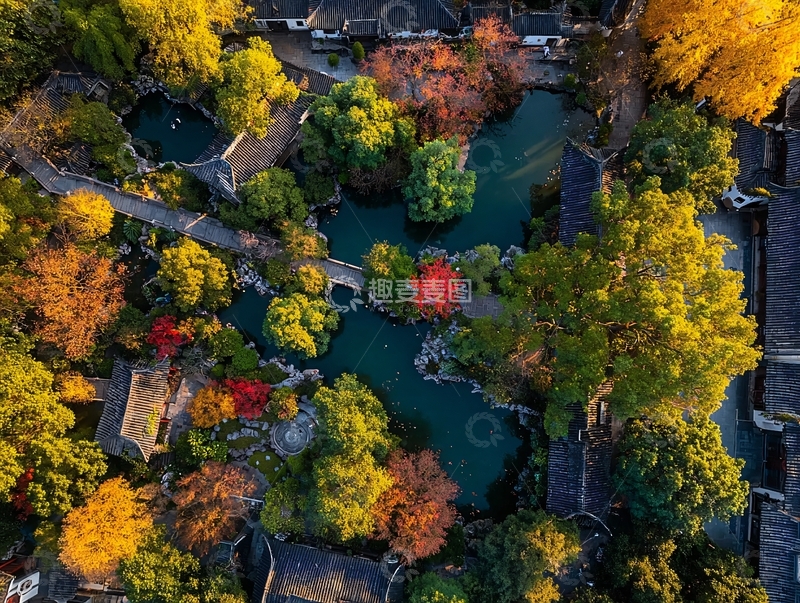 高清大图下载【趣麦麦图】俯瞰视角下的古建筑群与秋色湖景