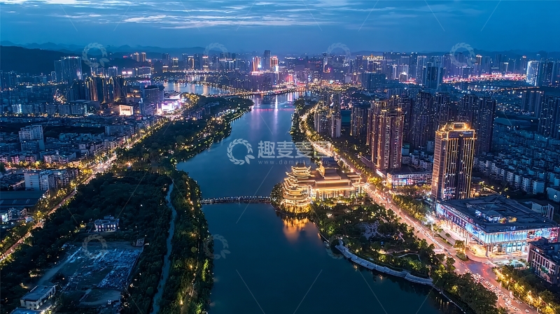 高清大图下载【趣麦麦图】夜幕下城市河流两岸灯火辉煌的航拍景象