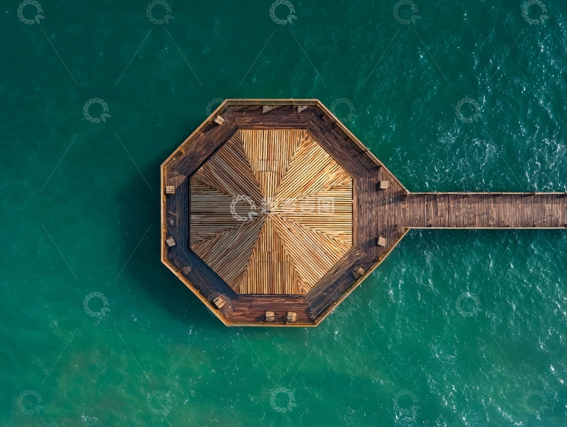 高清大图下载【趣麦麦图】俯瞰视角下的八角形木质码头延伸至碧绿海水中
