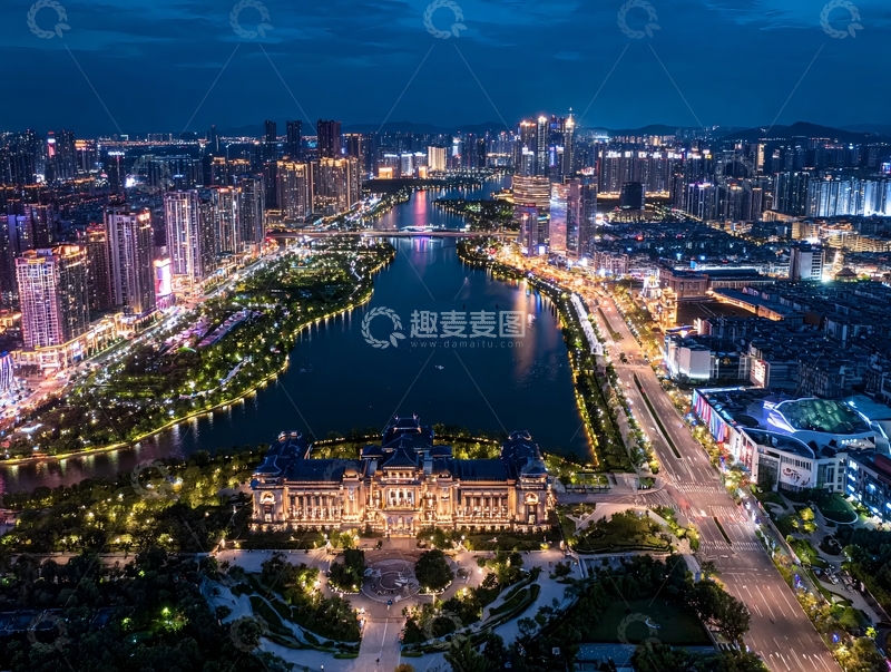 高清大图下载【趣麦麦图】夜幕下城市河流两岸灯火辉煌建筑林立