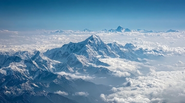 高空俯瞰壮丽雪山群与云海景观