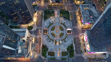 城市中心广场俯瞰图夜晚灯光璀璨