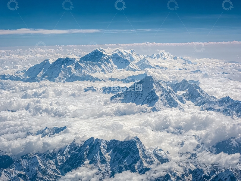 高清大图下载【趣麦麦图】雪山群峰高耸云海之上蓝天映衬壮丽景观
