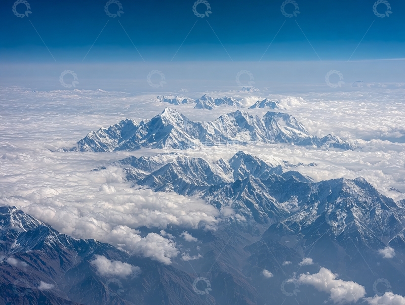 高清大图下载【趣麦麦图】高空俯瞰雪山群峰与云海壮丽景观