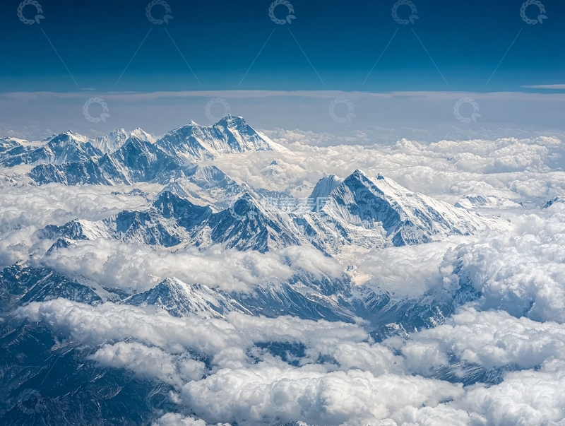高清大图下载【趣麦麦图】高空俯瞰雪山群峰与云海壮丽景观