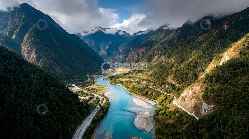 高清大图下载【趣麦麦图】壮丽山谷中蜿蜒的蓝色河流与云雾缭绕的山脉