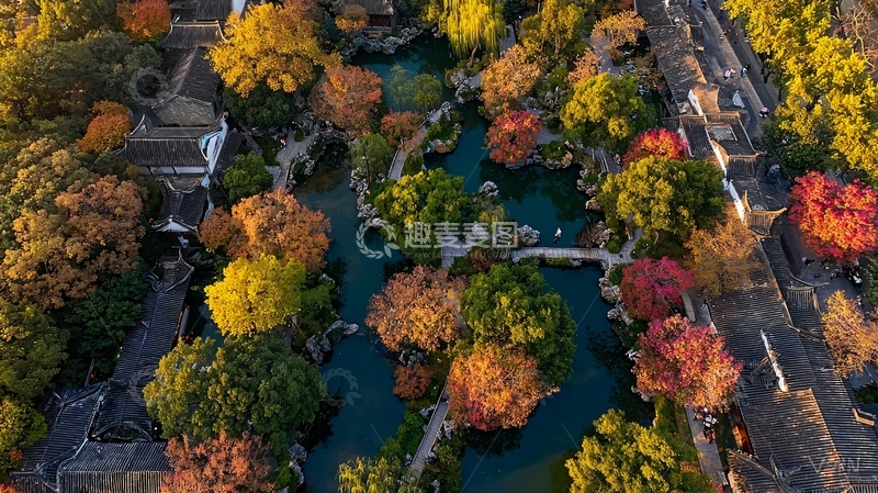 高清大图下载【趣麦麦图】俯瞰视角下的秋日园林水景与多彩树木