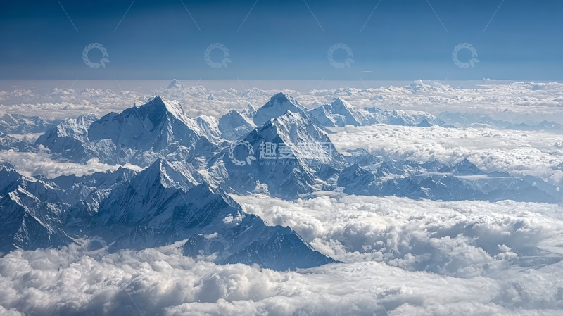 高清大图下载【趣麦麦图】高空俯瞰壮丽雪山群与云海景观