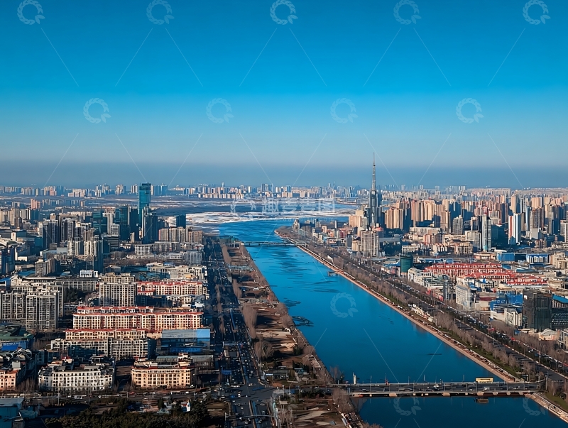 高清大图下载【趣麦麦图】城市河流两岸高楼林立航拍全景