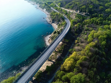 海岸公路蜿蜒穿过绿树与碧海之间