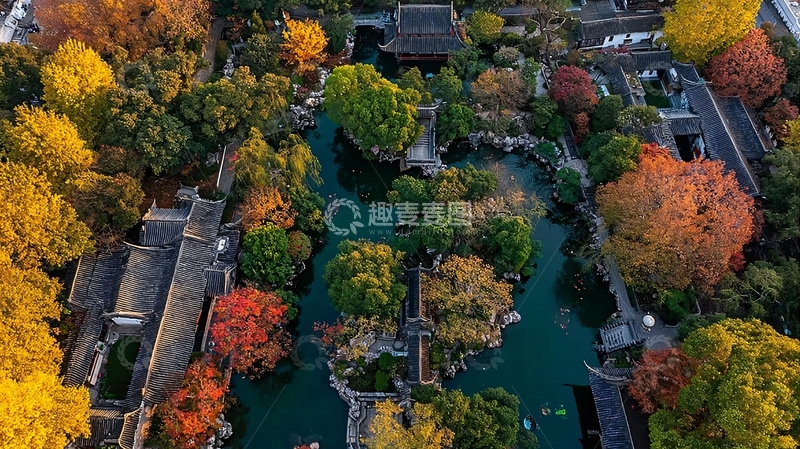 高清大图下载【趣麦麦图】俯瞰秋日古建筑群与多彩树木环绕碧水