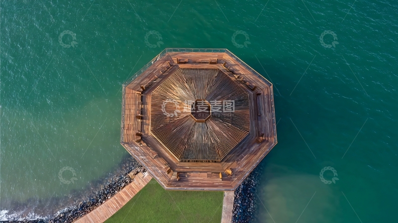 高清大图下载【趣麦麦图】俯瞰视角下的八角形建筑与碧绿水域