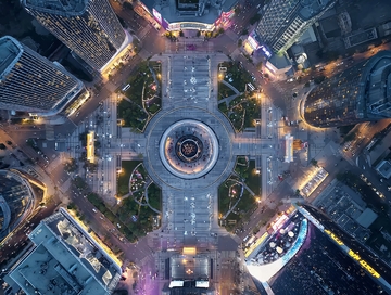 俯瞰城市广场夜景灯光璀璨建筑环绕