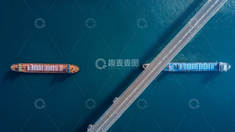 高清大图下载【趣麦麦图】两艘货船在桥梁下航行于深蓝色水域