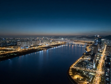 夜晚城市沿河灯火辉煌航拍景象